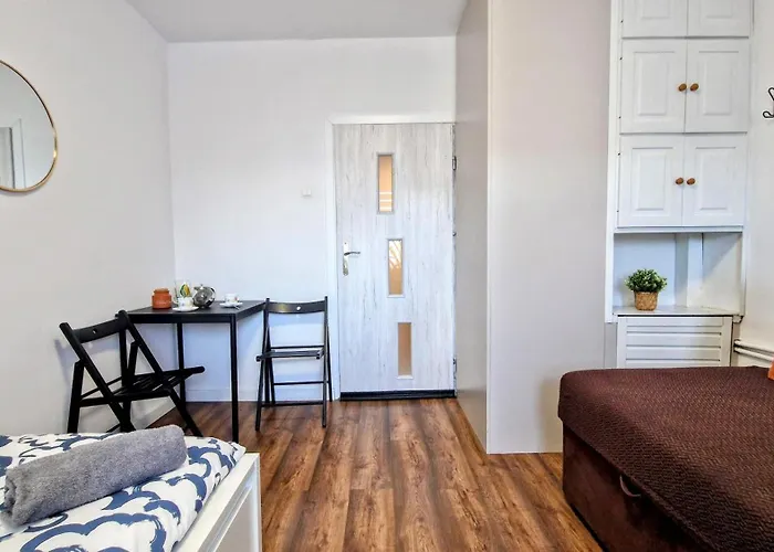 Meander Natolin Blisko Metra Hostel *