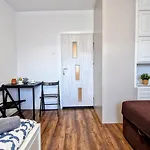 Meander Natolin Blisko Metra Hostel *